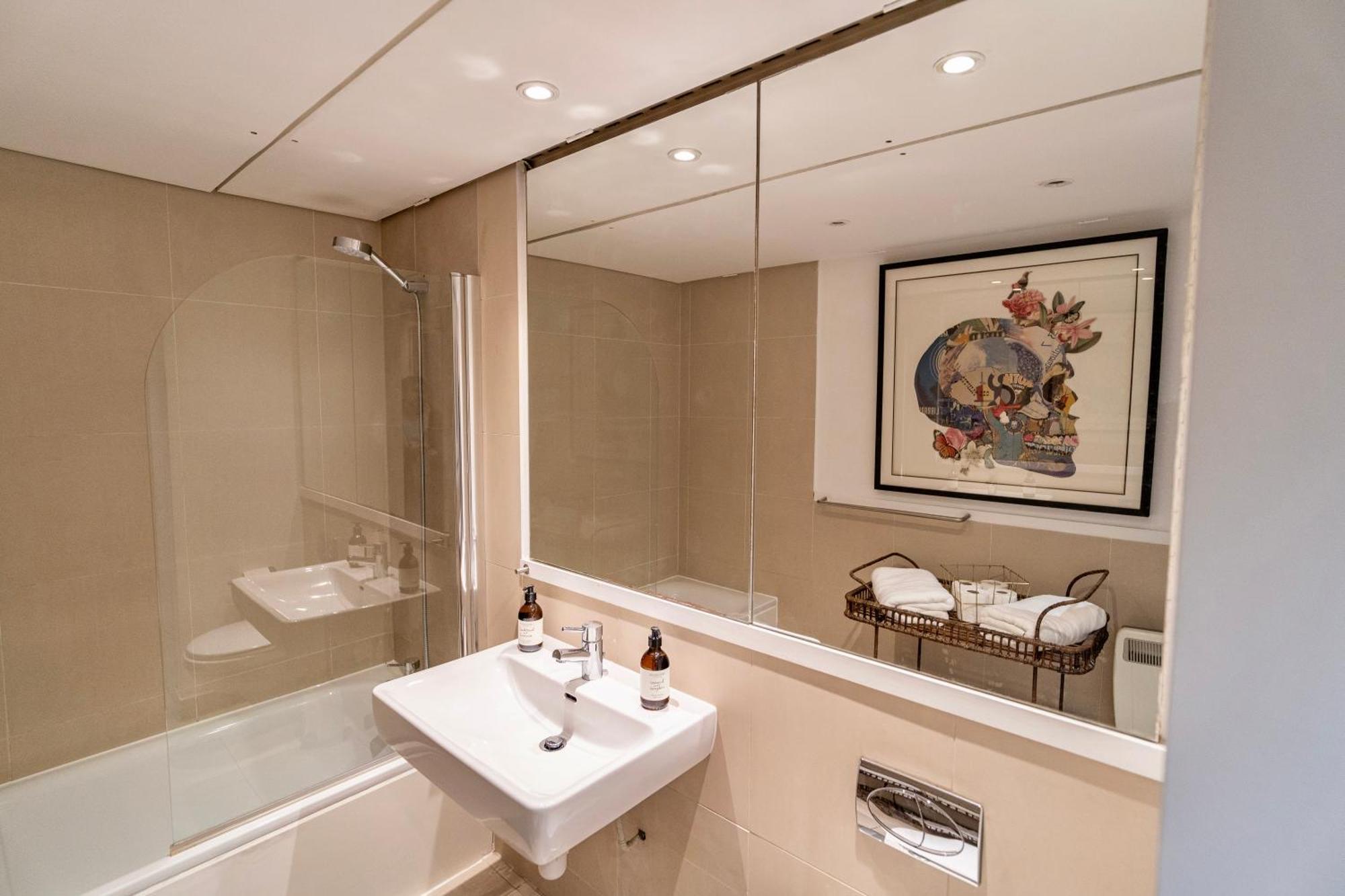 Spacious West End Duplex Apartment, W1 Central Londen Buitenkant foto