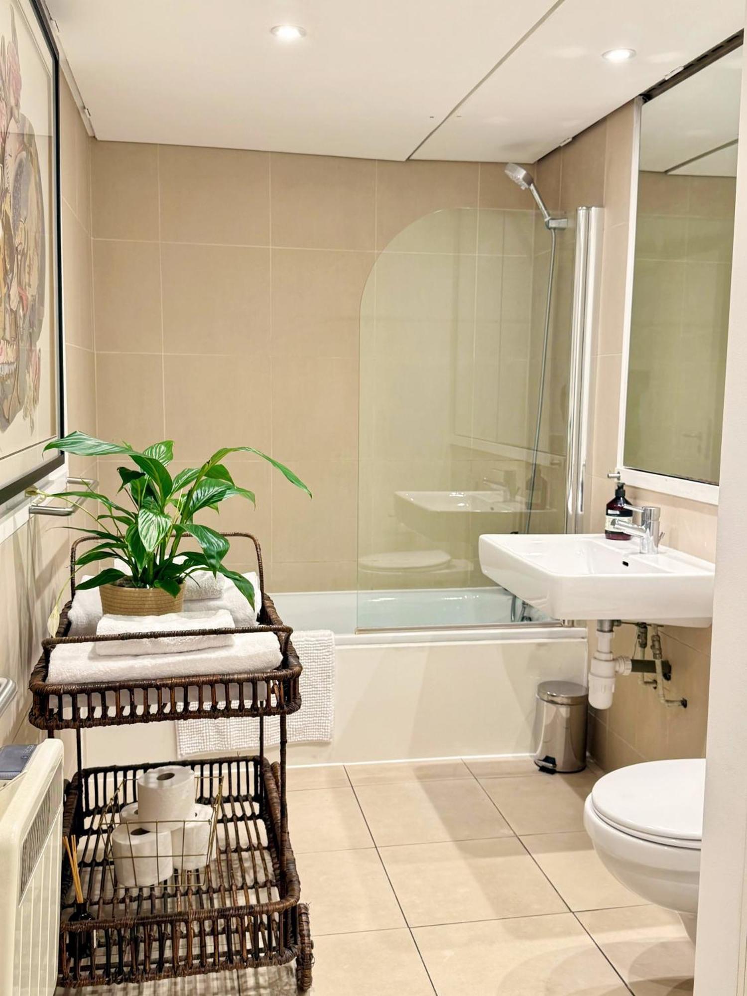 Spacious West End Duplex Apartment, W1 Central Londen Buitenkant foto
